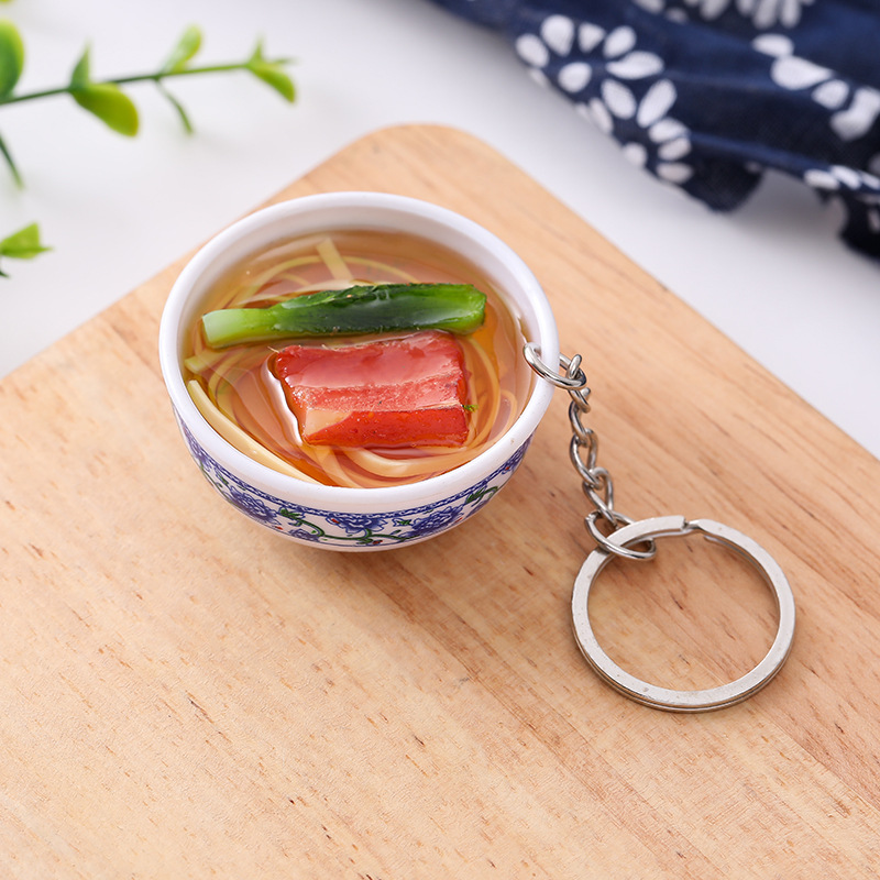 พวงกุญแจถ้วยราเมนจิ๋วเสริฟในชามจิ๋วสีดำพร้อมกุ้งจิ๋วและผักจิ๋วสำหรับสะสม