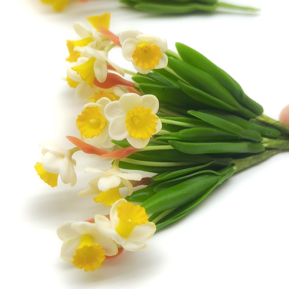 Bunch Mini White-Yellow Daffodils scale 1:6