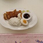 ที่ระลึกติดตู้เย็นจิ๋วเมนูจานจิ๋วชุดข้าวหมูกรอบ งานดินปั้นจิ๋วจากดินไทย อาหารจิ๋วจำลอง งานสะสมdollhouse ตุ๊กตาจิ๋ว อาหาร ของเล่น โมเดล DIY ดินจำลอง มินิ กล่อง ตู้สูง