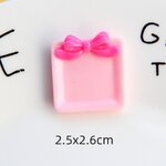 จานจิ๋วผูกโบว์ชมพูเข้มงานเรซิ่นสำหรับงานสะสมของจิ๋ว นำไปตกแต่งอาหารจากดินปั้นจิ๋วเพื่อนักสะสมของจิ๋วโดยเฉพาะ