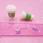 แก้วกาแฟสตาบั๊คจิ๋วสีขาวทำจากเรซิ่นสำหรับสะสมและนำไปตกแต่งงานdollhouse