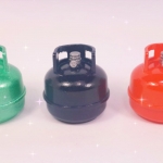 ถังแก๊สจิ๋วมีสามสีให้ท่านเลือกเหมาะสำหรับตกแต่งร้านอาหารจิ๋ว ร้านขายโรตีจิ๋ว