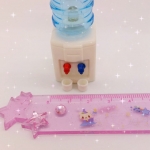 ตู้กดน้ำดื่มจิ๋วมาพร้อมถังเพชรจิ๋วสีฟ้าใสเหมาะสำหรับนักสะสมงานของจิ๋วแถมแก้ว