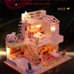 โมเดลบ้านจำลองวิลล่าขนาดใหญ่ 2 ชั้นสีชมพูสามารถเปิดปิดไฟได้ตามต้องการเหมาะสำหรับนักประดิษฐ์โมเดลบ้านจำลองและนักสะสมบ้านตุ๊กตาโดยเฉพาะ