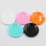 จานจิ๋วสีฟ้ากลมมีรูสำหรับห้อยพวงกุญแจสามารถนำไปใส่ตกแต่งด้วยอาหารจิ๋วจากดินปั้นให้เก๋ไก๋เสมือนจริงไปเลย