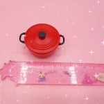 หม้อจิ๋วสีแดงสลับสีดำมีหูข้างสำหรับนำไปตกแต่งร้านอาหารจิ๋วจากดินปั้น อาทิ ดินไทย