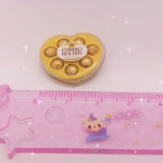 ขนมช๊อคโกแล็ตจิ๋วบรรจุในกล่องใสรูปหัวใจจิ๋วเหมาะสำหรับนักสะสมของจิ๋ว