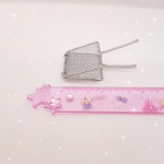 ตะแกรงจิ๋วมีด้ามจับสำหรับปิ้งย่างของจิ๋วประดิษฐ์จากดินไทยและดินญี่ปุ่น