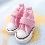 รองเท้าจิ๋วสีชมพูรองเท้าผ้าใบแบบติดเหมาะสำหรับนักสะสมของจิ๋วและนำไปใส่ให้น้องตุ๊กตา