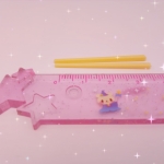 ตะเกียบจิ๋วสีเหลืองไข่สำหรับประดับตกแต่งร้านก๋วยเตี๋ยวจิ๋วจากดินปั้นจิ๋วและนำไปจัดพร๊อพสำหรับตุ๊กตาแสนรัก