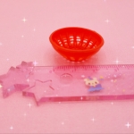 ตะกร้าจิ๋วทรงกลมสีแดงเหมาะสำหรับตกแต่งงานของจิ๋วจากดินปั้นและตกแต่งร้านอาหารจิ๋ว