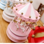กล่องดนตรีม้าหมุนสำหรับมอบเป็นของขวัญวันเกิด ของขวัญวันรับปริญญา ของขวัญวันแต่งงาน
