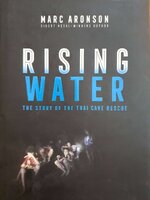 RISING WATER ; The Storyof the Thai Cave Rescue : Marc Aronson