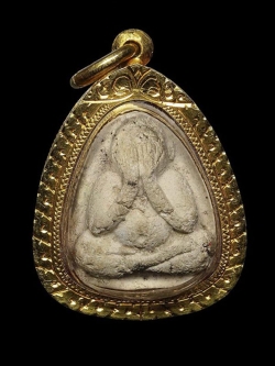 (2) พระปิดตาใหญ่ ผงพรายกุมาร หลวงปู่ทิม หลังยันต์ห้า ฝังพลอย ปี 17 + เลี่ยมทอง สวยๆ พร้อมใบเซอร์