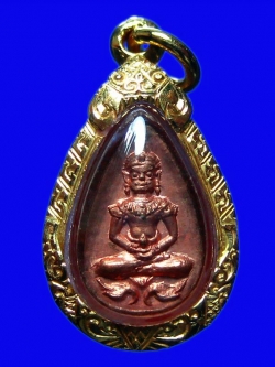 (2) พระหยดน้ำยอดขุนพล หลวงปู่โต๊ะ ปี21 เนื้อทองแดง สภาพสวยมากผิวไฟแดงแป๊ดพร้อมเลี่ยมทองยกซุ้ม