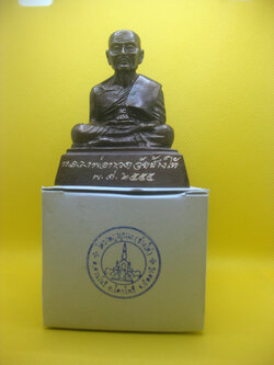 (12) พระบูชาหลวงพ่อทวด พิมพ์ลอยองค์หน้าตัก 2 นิ้ว เนื้อโลหะรมดำ วัดช้างให้ ปี 2555 (ขนาดติดหน้ารถ) พร้อมกล่องเดิม สภาพสวยเดิมๆ ไม่ผ่านการใช้