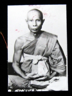 (6) รูปถ่ายหลวงปู่หลิว ขนาด 1.5 นิ้ว ออกวัดไร่แตงทอง ปี 2538