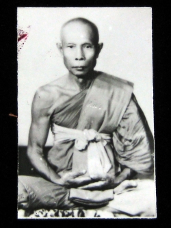 (11) รูปถ่ายหลวงปู่หลิว ขนาด 1.5 นิ้ว ออกวัดไร่แตงทอง ปี 2538