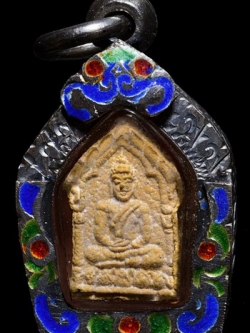 (5) ขุนแผนจิ๋วหรือขุนแผนหลังนะฤๅชัย ผงพรายกุมาร เนื้อเหลืองว่านดอกทอง ปี 30 หลวงพ่อสาคร วัดหนองกรับ