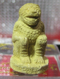 (10) หนุมานชมภูนุช รุ่นพระเจ้าห้าพระองค์ เนื้อผงว่าน108 ปลุกเสก 5 พิธี ตั้งแต่ปี 2543-2544