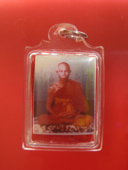 (07) รูปถ่ายหลังยันต์หมึก วัดไร่แตงทอง ปี2536 หลวงปู่หลิว วัดไร่แตงทอง จ.นครปฐม ด้านหลัง ผ้ายันต์จารมือ พิเศษสุด ๆ