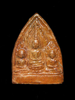 พระตรีกายเนื้อดินเผา (พระสาม) ปี 05 (เนื้อดิน7ป่าช้า) พร้อมใบเซอร์พระ