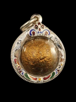 ลูกอมผงพรายกุมาร บรอนซ์วานิช (บรอนซ์น้ำมัน) เนื้อชมพู เลี่ยมกรอบเงินลงยาพร้อมบูชา