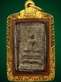 พระสมเด็จปิลันทน์ พิมพ์สี่เหลี่ยมปรกโพธิ์ลึก เนื้อผงใบลาน วัดระฆังฯ กรุงเทพฯ พระสวยสมบรูณ์ เลี่ยมทองแท้ 90%