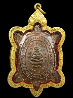 (16) เต่าเรือน หลวงปู่หลิว รุ่น ปลดหนี้ เนื้อทองแดง ปี 2536 โค๊ตยาว เลี่ยมทองพร้อมบูชา