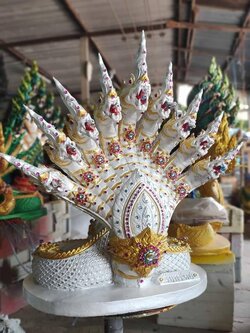 พญานาค 9 เศียร สีขาว รุ่นรับทรัพย์