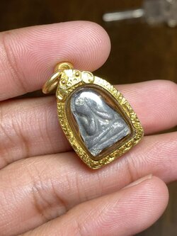 (03) พระปิดตาหลวงปู่โต๊ะ (ข้าวตอกแตก) พิมพ์หลังยันต์นะ เนื้อตะกั่ว ปี 2519 เลี่ยมทองหนาๆ พร้อมใช้