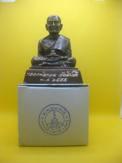 (13) พระบูชาหลวงพ่อทวด พิมพ์ลอยองค์หน้าตัก 2 นิ้ว เนื้อโลหะรมดำ วัดช้างให้ ปี 2555 (ขนาดติดหน้ารถ) พร้อมกล่องเดิม สภาพสวยเดิมๆ ไม่ผ่านการใช้