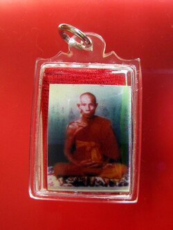 (04) รูปถ่ายหลังยันต์หมึก วัดไร่แตงทอง ปี2536 หลวงปู่หลิว วัดไร่แตงทอง จ.นครปฐม ด้านหลัง ผ้ายันต์จารมือ พิเศษสุด ๆ