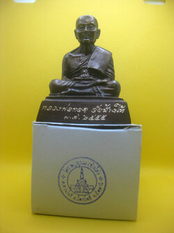 (11) พระบูชาหลวงพ่อทวด พิมพ์ลอยองค์หน้าตัก 2 นิ้ว เนื้อโลหะรมดำ วัดช้างให้ ปี 2555 (ขนาดติดหน้ารถ) พร้อมกล่องเดิม สภาพสวยเดิมๆ ไม่ผ่านการใช้