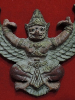 (1) พญาครุฑ หลวงพ่อโอภาสี ขนาดบูชา พอเหมาะ ปีกกว้างประมาณ 12 ซ.ม.เนื้อดินเผาผสมผงพุทธคุณ