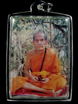 รูปหลวงปู่หมุน ปี43 (ด้านหลังปั๊มตราใบโพธิ์) พร้อมเลี่ยม