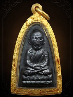 หลวงปู่ทวด เตารีดหลังหนังสือใหญ่ ปี2505 พิมพ์นิยม หลังเสาอากาศ เนื้อทองเหลืองรมดำ สภาพวยเดิมๆ เลี่ยมตลับทอง หนัก 12.56 กรัม พร้อมบูชา