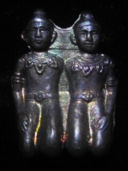 กัญหา-ชาลี ลป.หลิว วัดไร่แตงทอง พิมพ์กำไลตรง (นิยม) เนื้อทองแดงรมดำ ปี 2536 นครปฐม (01)