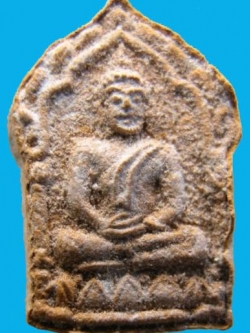 (2) ขุนแผนจิ๋วหรือขุนแผนหลังนะฤๅชัย ผงพรายกุมาร เนื้อเหลืองว่านดอกทอง ปี 30 หลวงพ่อสาคร วัดหนองกรับ