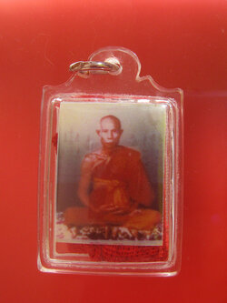 (06) รูปถ่ายหลังยันต์หมึก วัดไร่แตงทอง ปี2536 หลวงปู่หลิว วัดไร่แตงทอง จ.นครปฐม ด้านหลัง ผ้ายันต์จารมือ พิเศษสุด ๆ