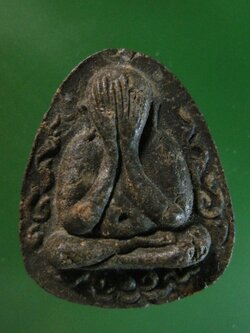 พระปิดตา พิมพ์เล็กกนกข้าง หลังยันตีนิดสิงเห หรือพิมพ์เงินล้าน เนื้อใบลาน ฝังตะกรุดเงิน 1 ดอก ปี 2521