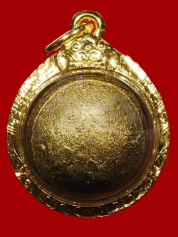 (20) ลูกอมผงพลายหลวงปู่ทิม เนื้อขาว บรอนด์วานิชย์ 1.5 ซ.ม. ยุคต้น เลี่ยมทองกันน้ำพร้อมบูชา