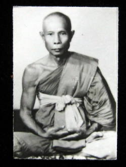 (12) รูปถ่ายหลวงปู่หลิว ขนาด 1.5 นิ้ว ออกวัดไร่แตงทอง ปี 2538