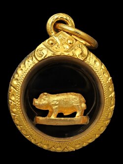 หมูจิ๋ว มหาลาภ หลวงพ่อเปิ่น วัดบางพระ เนื้อทองคำแท้ ปี 41 เลี่ยมทองพร้อมบูชา (องค์ที่ 3)