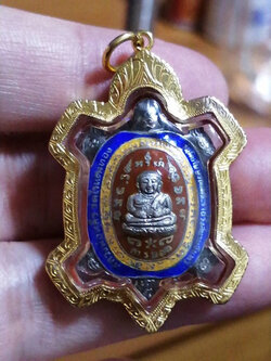 (03) เหรียญพญาเต่า รุ่นบูรณะพระราชวังสนามจันทร์ ปี 2538 เนื้อเงินลงยา เลี่ยมทองพร้อมบูชา