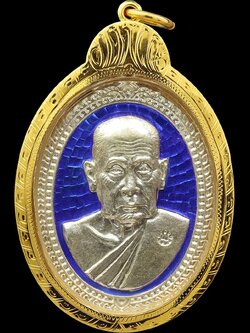 หลวงพ่อแย้ม ฐานยุตุโต ชุดกรรมการเนื้อเงินลงยา น้ำเงิน รุ่น 96 ปี 73 พรรษามหารวย สร้าง 596 ชุด / เลข 520 เลี่ยมทองพร้อมบูชา