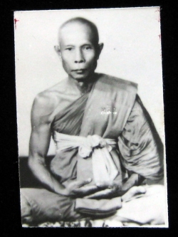 (19) รูปถ่ายหลวงปู่หลิว ขนาด 1.5 นิ้ว ออกวัดไร่แตงทอง ปี 2538