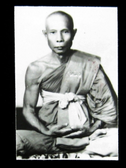 (5) รูปถ่ายหลวงปู่หลิว ขนาด 1.5 นิ้ว ออกวัดไร่แตงทอง ปี 2538