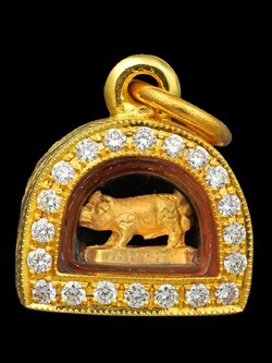 หมูจิ๋ว มหาลาภ หลวงพ่อเปิ่น วัดบางพระ เนื้อทองคำแท้ ปี 41 เลี่ยมทอง ล้อมเพชรแท้ พร้อมบูชา