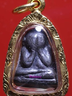 พระปิดตาหลวงปู่โต๊ะ (ข้าวตอกแตก) พิมพ์หลังยันต์นะ เนื้อตะกั่ว ปี 2519 เลี่ยมทองพร้อมใช้